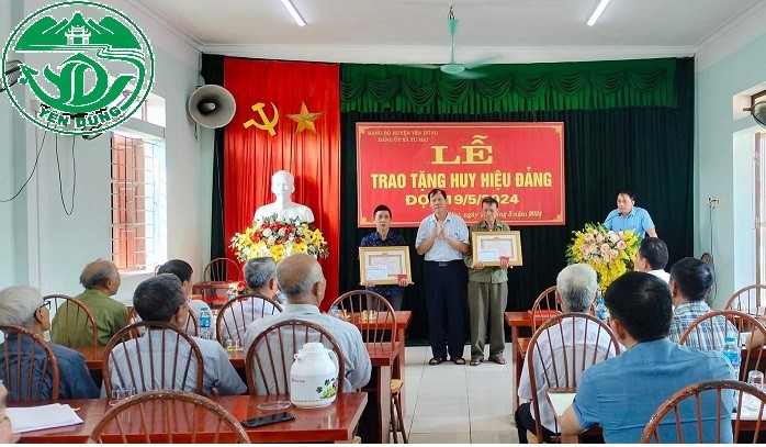 Dịp 19/5, toàn huyện có 136 Đảng viên được trao tặng và truy tặng huy hiệu Đảng|https://laoho.yendung.bacgiang.gov.vn/en_GB/chi-tiet-tin-tuc/-/asset_publisher/M0UUAFstbTMq/content/dip-19-5-toan-huyen-co-136-ang-vien-uoc-trao-tang-va-truy-tang-huy-hieu-ang/22815